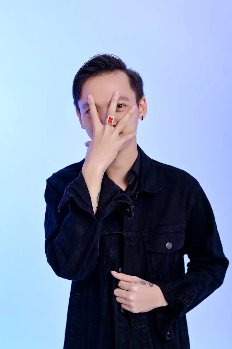 企业宣传片拍摄现场，摄制组在办公场景内布置机位